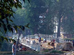immagine delle fasi di lavorazione della passerella ciclopedonale - 22 luglio 2004