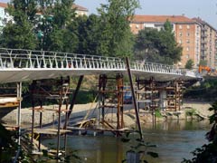 immagine delle fasi di lavorazione della passerella ciclopedonale - 22 luglio 2004