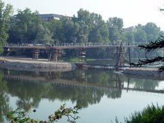 immagine delle fasi di lavorazione della passerella ciclopedonale - 22 luglio 2004