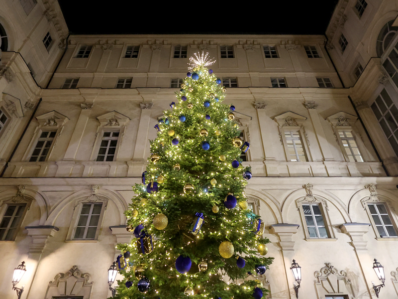 Babbo Natale incontra i bambini sotto l'albero di Palazzo Civico