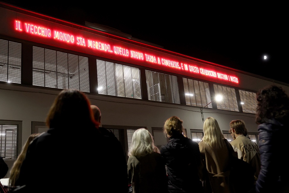 Accensione dell’opera luminosa di Alfredo Jaar