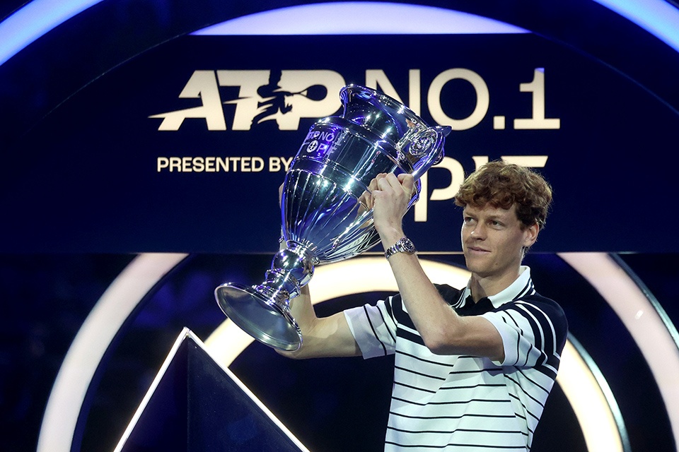 Jannik Sinner riceve il trofeo  del numero 1 delle ATP 2024