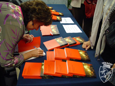 Anna Martina autografa le copie del libro