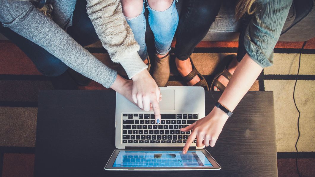 Ragazze indicano lo schermo di un laptop