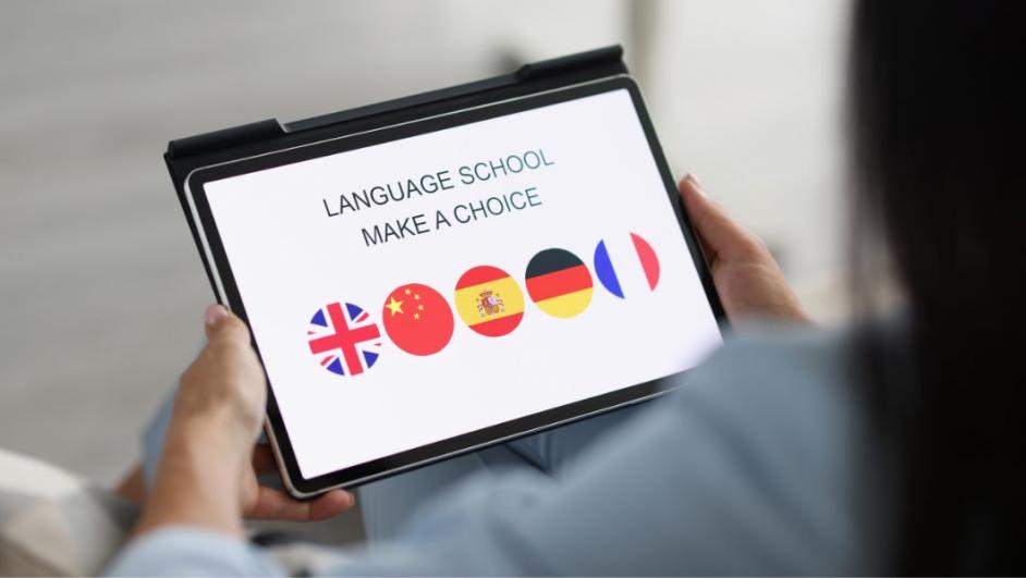 persona con tablet segue un corso di lingua online