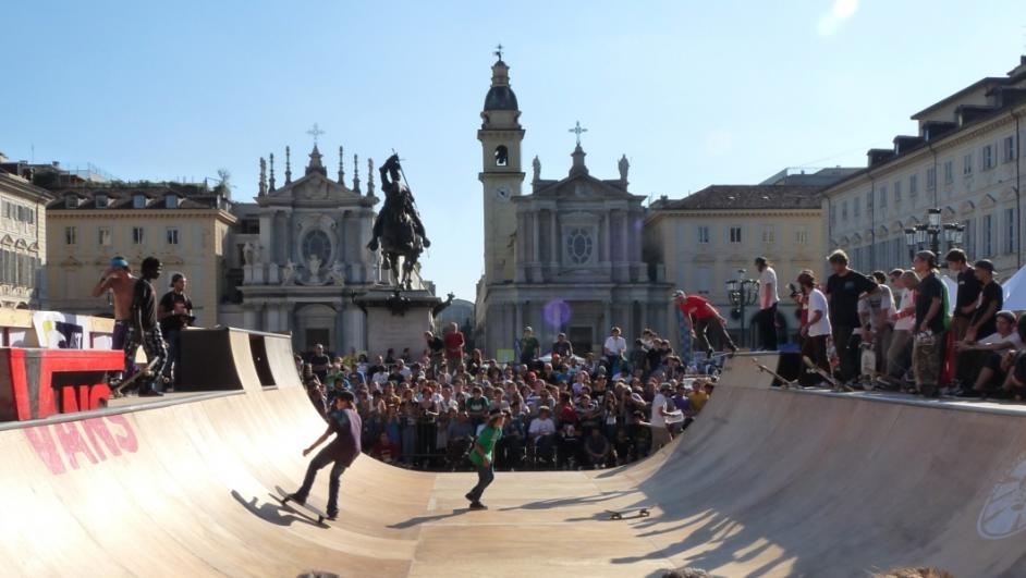 Esibizione di skaters in Piazza San Carlo a Torino