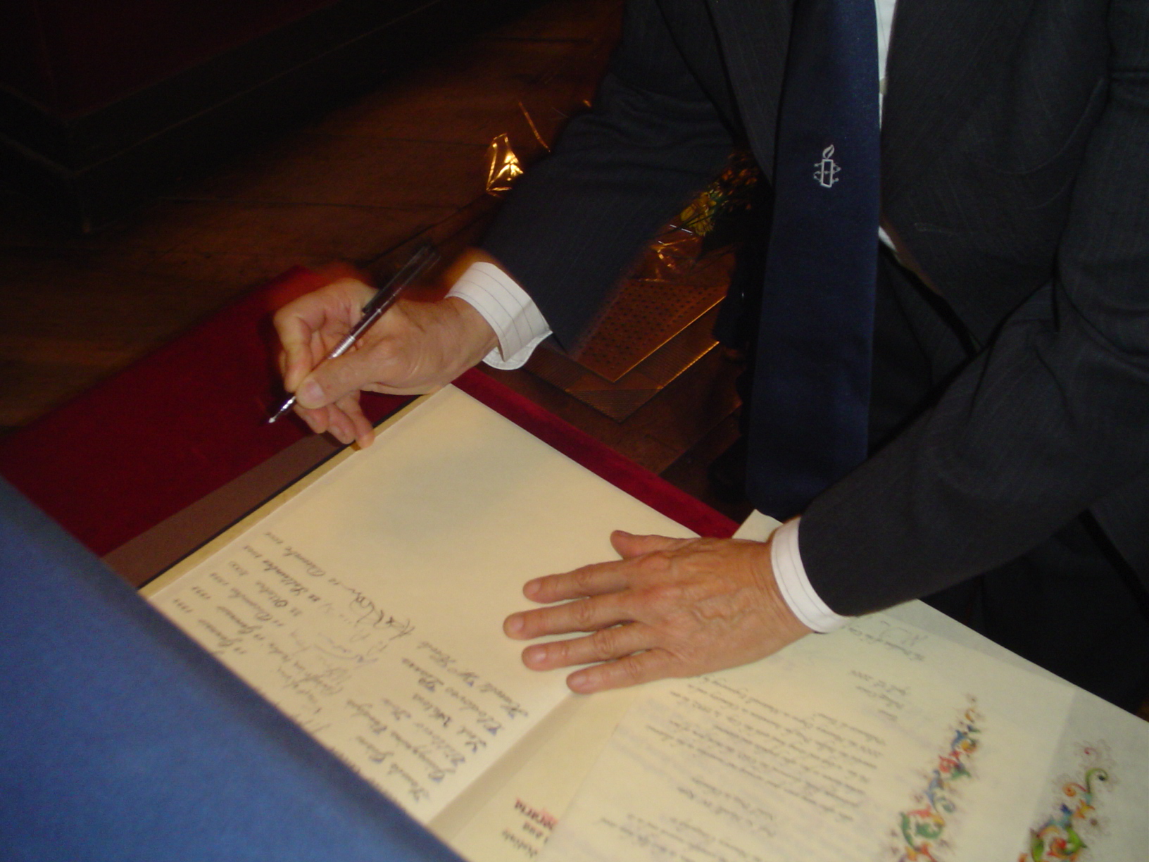Il Nobel Kroto firma il Libro d'Oro
