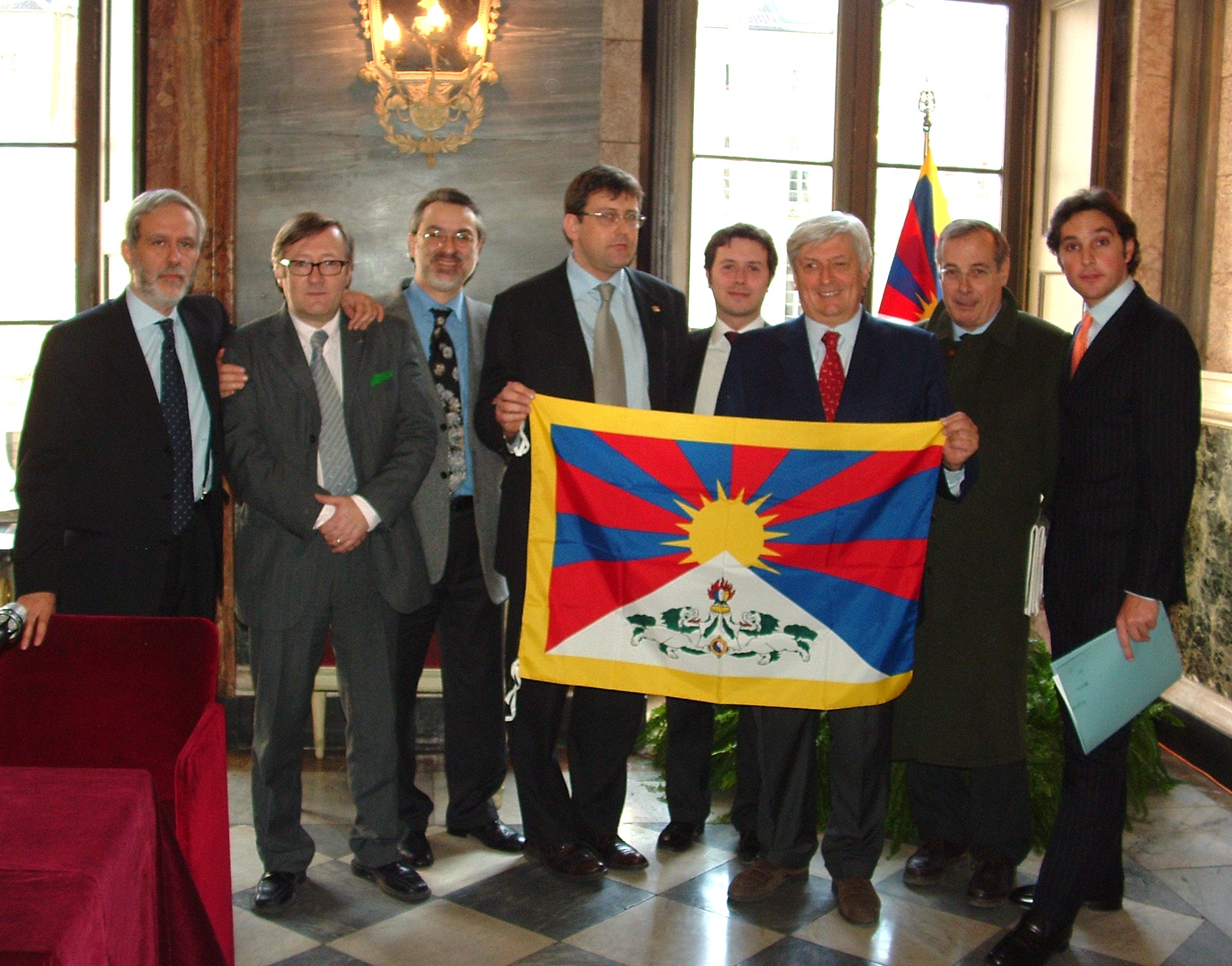 bandiera tibetana in Comune