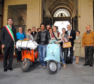 I due vespisti accolti a Palazzo Civico dal presidente del Consiglio comunale Ferraris