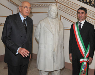 Il presidente della Repubblica Napolitano riceve in dono la statua di Cavour dal presidente del Consiglio comunale Ferraris